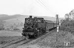 In Utzerath zwischen Daun und Kaisersesch gab es den nächsten Fotohalt. Da es immer dunkler wurde, war dies auch das letzte Foto der Fahrt. 082 020 wurde genau ein Jahr später beim Bw Koblenz-Mosel abgestellt. (21.09.1969) <i>Foto: Wolfgang Bügel</i>