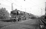 Am Sonntag, den 28.09.1969, veranstaltete der Kölner Eisenbahn Club (KEC) eine „Große Mikado-Abschiedsfahrt“ mit den Eifeltorer 041 334 und 293. Die Fahrt ging von Köln nach Bad Nauheim und zurück. Planabfahrt in Köln Hbf war um 7.30 Uhr. Über die Südbrücke ging es auf die Rechte Rheinstrecke, wo der Zug bei der Einfahrt in den Bahnhof Porz (Rhein) erwartet wurde. (28.09.1969) <i>Foto: Wolfgang Bügel</i>