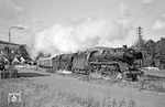 Hinter Burbach geht es für 041 334 und 041 293 vor Sonderzug E 41052 mit Volldampf in die Steigungsstrecke nach Würgendorf. (28.09.1969) <i>Foto: Wolfgang Bügel</i>