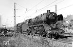 Der Sonderzug E 41052 aus Köln mit den Eifeltorern 041 334 und 041 293 während eines außerplanmäßigen Betriebshalts in Dillenburg Kurhaus. (28.09.1969) <i>Foto: Wolfgang Bügel</i>