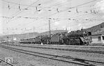 041 334 und 041 293 vor Sonderzug E 41052 nach Butzbach in Dillenburg Rbf. Der Zugführer achtete bei dem Betriebshalt darauf, dass nicht übermütige Sonderfahrtsteilnehmer den Zug in den Betriebsbereich der Gleise verließen. (28.09.1969) <i>Foto: Wolfgang Bügel</i>