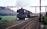 003 276 vom Bw Gremberg mit Dm 80655 (Brüssel Nord - Siegen) bei Eiserfeld. Im Hintergrund entsteht gerade die Siegtalbrücke im Zuge der BAB A 45. Mit einer Höhe von fast 106 Metern ist sie eine der höchsten Autobahnbrücken in Deutschland. (1969) <i>Foto: H. Kuhnke</i>