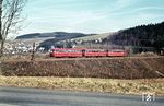 Eine 798-Einheit auf der Fahrt von Altenkirchen (Ww) nach Limburg (Lahn) bei Erbach. (02.1975) <i>Foto: H. Kuhnke</i>