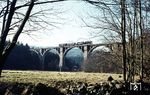 Die Betzdorfer 052 404 überquert vor dem Übergabezug 67541 nach Bad Marienberg das Nistertalviadukt bei Erbach im Westerwald. (02.1975) <i>Foto: H. Kuhnke</i>