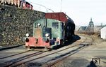 In Büdingen macht sich Werklok 057 der Basalt AG nützlich. Die Kleinlok war 1935 als "Kö 0206" von Gmeinder an die Reichsbahn ausgeliefert worden und 1965 an die Basalt AG, Werk Stöffel, verkauft worden. 1996 übernahm sie der Herborner Eisenbahnverein. (02.1975) <i>Foto: H. Kuhnke</i>