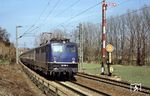 Die Stuttgarter 110 196 mit einem Eilzug am Einfahrsignal von Nordheim im Neckartal. (04.1983) <i>Foto: Heiko Hamm</i>