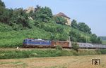 110 195 (Bw Stuttgart) mit einem Eilzug von Heilbronn nach Stuttgart unterhalb des Neippergschen Schlosses bei Klingenberg am Neckar. (07.1983) <i>Foto: Heiko Hamm</i>