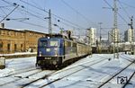 Die Stuttgarter "Schnapszahl" 110 222 fährt mit einem Eilzug in Stuttgart Hbf ein. (02.1983) <i>Foto: Heiko Hamm</i>