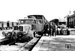 Ein Faun-Schienen-Lkw der Wehrmacht mit einem Verwundeten-Transport in einem unbekannten Bahnhof in der Ukraine. Sowohl durch Umbau vorhandener Lkw als auch direkt ab Werk entstanden solche Schienen-Lkw, die kleine Aufgaben für die ehedem bis an ihre Grenzen belasteten Reichsbahn übernahmen. (1942) <i>Foto: Privatfoto</i>