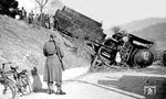 39 411 (ex JDŽ 06-12) vom Bw Marburg (Drau) war in der Untersteiermark im Streckenabschnitt Cilli—Steinbrück (Save) bei Tüffer (heute Lasko, Slowenien) einem Partisanenanschlag zum Opfer gefallen. Nachdem die Wehrmacht im Balkanfeldzug Jugoslawien erobert und besetzt hatte, wurden die 30 Lokomotiven der JDŽ auf die neu gegründeten Vasallenstaaten verteilt. Der Großteil der Loks ging an Bahnen der Nachbarstaaten, die sich nach der Eroberung jeweils einen Teil Jugoslawiens als Beute einverleibten. Bei der DRB wurden die Lokomotiven der JDŽ-Reihe 06 in die Baureihe 39 als 39 401–415 eingruppiert. (21.01.1944) <i>Foto: Privatfoto</i>