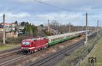 243 005 der Traditionsgemeinschaft Bw Halle P überführt einen Lr von Peitz nach Leipzig in Eilenburg Ost. (20.12.2024) <i>Foto: Ralf Opalka</i>