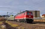 232 535 der Wedler Franz Logistik (WFL) mit Sonderzug Dz 77121 von Potsdam Hbf nach Königstein (Sächs. Schweiz) in Pirna. Da in Großenhain die Bahnstrecke wegen des Brückenabrisses an der B 101 gesperrt war, musste der Sonderzug über Priesewitz fahren. Das brachte dem Sonderzug 30 min Verspätung ein. Dafür kam pünklich bei der Durchfahrt in Pirna noch einmal die Sonne heraus. (21.12.2024) <i>Foto: Sylvio Ohlt</i>