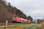 Zahlreiche Maschinen der Baureihe 143 erwiesen sich auf längeren RB- und RE-Verbindungen mit wenigen Zwischenhalten mit einer Höchstgeschwindigkeit von 120 km/h als hinderlich, zumal der Wagenpark oft für 140 oder 160 km/h zugelassen war. Durch ihre konstruktive Verwandtschaft zur Baureihe 112.0 (114) beschloss man 2006, zwecks Ausmusterung wesentlich älterer Lokomotiven der DB-Baureihe 110 einige Loks der Baureihe 143 auf 140 km/h bzw. 160 km/h umzubauen. Nachdem die originale 114 009 (ex DR 112 009) am 26.07.2011 in Berlin Ostbahnhof ausbrannte, baute man Ende Juli 2012 im Werk Dessau unter Verwendung des Lokkastens der 243 873 eine 114 009 (Zweitbesetzung) auf, weil 160 km/h schnelle Loks für die Doppelstockzüge beim Bh Frankfurt/M gebraucht wurden. Hier ist 114 009'' mit RE 4592 (Bebra - Frankfurt/M) bei Wächtersbach-Aufenau unterwegs. (24.12.2024) <i>Foto: Joachim Bügel</i>