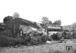 Am 23. Juni 1928 entgleiste der von der Ulmer 18 107 gezogene Schnellzug D 135 auf der württembergischen Südbahn bei Ummendorf. Zwischen Ummendorf und Biberach (Württ) war zu dieser Zeit aufgrund von Bauarbeiten ein eingleisiger Betrieb eingerichtet. Die Streckengeschwindigkeit betrug planmäßig 100 km/h. Die Überleitung im Bahnhof Ummendorf war für maximal 45 km/h freigegeben. Da der Zug sie mit einer Geschwindigkeit von etwa 60–75 km/h befuhr, entgleiste die Lokomotive und kam quer zur Fahrtrichtung auf dem Bahndamm zu liegen. Mindestens fünf Personenwagen entgleisten, ohne dass die Kupplungen brachen, und kamen in Schräglage auf dem Bahndamm zu stehen. Dabei wurden 31 Personen verletzt. Die Bergungsarbeiten gestalteten sich sehr schwierig, da kein schweres Gerät an die Unfallstelle gebracht werden konnte, und dauerten mehrere Tage. (24.06.1928) <i>Foto: RVM-Archiv</i>