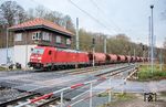 185 246 mit dem Kalkwagen-Ganzzug GAG 68298 (Rottleberode - Poppendorf) in Blankenheim. 2026 soll das Stellwerk "Bof" aus dem Jahr 1922 außer Betrieb gehen. (21.12.2024) <i>Foto: Joachim Schmidt</i>