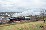 52 8141 dampft mit Sonderzug DPE 77117 nach Cranzahl am Fotografen Joachim Schmidt bei Schönfeld-Wiesa vorbei, der gerade mit der Steuerung seiner Drohne beschäftigt ist. (22.12.2024) <i>Foto: Atijana Schmidt</i>