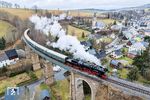 Über die Dächer von Cranzahl fährt 52 8141 mit ihrem Sonderzug in den Bahnhof ein. Das Cranzahler Viadukt entstand 1871, der Überbau wurde 1992 grundlegend erneuert. (22.12.2024) <i>Foto: Joachim Schmidt</i>