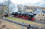 52 8141 erreicht mit DLr 77117 aus Annaberg-Buchholz den Bahnhof Cranzahl. Im Vordergrund verläuft das Gleis der schmalspurigen Fichtelbergbahn. (22.12.2024) <i>Foto: Atijana Schmidt</i>