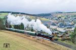 52 8141 auf dem Rückweg nach Niederwiesa mit DPE 77123 in Sehma. (22.12.2024) <i>Foto: Joachim Schmidt</i>