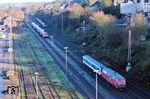 Bei der Überführung eines Steuerwagens von Bad Bentheim nach Köln bekam 218 191 der Manuel Zimmermann Eisenbahndienstleistungen Probleme wegen einer defekten Ölleitung. Deshalb entschied man präventiv, den DLr 27797 hinter dem Hagener Hbf herauszunehmen. Warum dies ausgerechnet auf dem durchgehenden Hauptgleis des Bahnhofs Hagen-Haspe passieren mußte, dürfte wohl das Geheimnis der disponierenden DB-Stellen bleiben. So sorgte der liegengebliebene Zug für ein stundenlanges Chaos zwischen Hagen und Wuppertal, da das Überholungsgleis, durch das gerade der LPFT 78237 mit 101 111 schleicht, wegen defekter Ein- und Ausfahrweichen nur mit 10 km/h befahren werden durfte. (27.12.2024) <i>Foto: Joachim Schmidt</i>