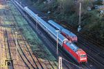 101 111 schleicht mit LPFT 78237 nach Köln im Bahnhof Hagen-Haspe an dem liegengebliebenen DLr 27797 mit 218 191 vorbei. Da die Triebfahrzeugführer nicht nur die defekten Ein- und Ausfahrweichen im Überholungsgleis mit 10 km/h befuhren, sondern die komplette Gleislänge, führte dies jeweils zu zusätzlichen 15 Minuten Verspätung. So entschied die BZ, alle Fernzüge auf die S-Bahn über Gevelsberg-West nach Schwelm umzuleiten. Unglücklicherweise streikte dann das von Wuppertal-Oberbarmen ferngestellte Stellwerk "Sf" in Schwelm, sodass die Züge auf der Umleitungsstrecke überhaupt nicht weiterkamen.  (27.12.2024) <i>Foto: Joachim Schmidt</i>