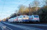 Hilfslok E 10 1239 hat sich im Bahnhof Hagen-Haspe vor den DLr 27797 gesetzt. Rechts fährt 146 558 mit IC 2967 nach Dresden (Ersatzzug für IC 2047 +70 min Verspätung) in Richtung Hagen Hbf vorbei. Links nähert sich 146 556 mit einem LPFT von Hannover nach Köln. (27.12.2024) <i>Foto: Joachim Schmidt</i>