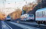 Im Bahnhof Hagen-Haspe begegnen sich 146 558 mit Ersatzzug IC 2967 nach Dresden und die mit 10 km/h durch das Überholungsgleis schleichende 146 556 mit einem LPFT nach Köln. Rechts steht der liegengebliebene DLr 27797. (27.12.2024) <i>Foto: Joachim Schmidt</i>