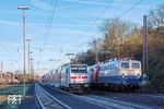 146 556 überholt im Bahnhof Hagen-Haspe mit einem LPFT (Hannover - Köln) den DLr 27797 mit der vorgespannten Hilfslok E 10 1239. (27.12.2024) <i>Foto: Joachim Schmidt</i>