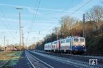 Mit einer Verspätung von mehr als 500 Minuten konnte der liegengebliebene DLr 27797 (Bad Bentheim - Köln Hbf) endlich in Hagen-Haspe starten. Vom Glanz des einstmals riesigen Hasper Bahnhof mit dem Stahlwerk ist hier schon lange nichts mehr zu sehen. Bis auf einige Abstell- und Überholgleise erinnert nichts mehr daran, daß hier einmal 7.000 Leute beschäftigt waren und Carl Bellingrodt sowie zahlreiche DB-Fotografen das Werk als eindrucksvolle Kulisse benutzten.  (27.12.2024) <i>Foto: Joachim Schmidt</i>