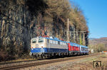 Vor der bekannten Felswand in Ennepetal schleppt E 10 1239 die defekte 218 191 am DLr 27797 nach Köln ab. (27.12.2024) <i>Foto: Joachim Schmidt</i>