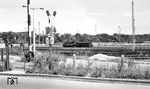 57 3027 (Bw Haltingen) ist in den weitläufigen Anlagen des Rangierbahnhofs Weil am Rhein unterwegs. (12.07.1965) <i>Foto: Karl Wyrsch, Slg. D. Ammann</i>