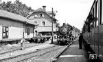 64 202 vom Bw Rosenheim ist mit P 2308 (Wasserburg/Inn Stadt - Grafing) im Bahnhof Ebersberg (Oberbay) eingefahren. Dort wartet der P 2307 nach Wasserburg die Zugkreuzung ab. (08.1953) <i>Foto: Karl Wyrsch, Slg. D. Ammann</i>