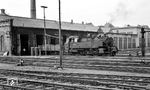 64 271 rangiert einen Schlackewagen vor dem Rechteckschuppen ihres Heimat-Bw Friedrichshafen. (21.04.1962) <i>Foto: Karl Wyrsch, Slg. D. Ammann</i>