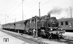 64 500 (Bw München Hbf) ist mit P 2845 aus Bichl in München Hbf angekommen. (08.1953) <i>Foto: Karl Wyrsch, Slg. D. Ammann</i>