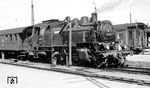 Nach der Ankunft in München Hbf ergänzt 64 500 ihre Wasservorräte und wird einer kleinen Nachschau unterzogen. Mit einer kurzen Unterbrechung war die Lok von September 1940 bis Juni 1960 in München stationiert. (08.1953) <i>Foto: Karl Wyrsch, Slg. D. Ammann</i>