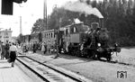 70 031 übernimmt im Bahnhof Grafing die Fahrgäste für den sonntäglichen P 2383 nach Glonn. Die 10 km lange Stichstrecke wurde 1894 als Lokalbahn eröffnet und 1971 stillgelegt. Glonn war als staatlich anerkannter Erholungsort im oberbayerischen Landkreis Ebersberg ein beliebter Ausflugsort. (08.1953) <i>Foto: Karl Wyrsch, Slg. D. Ammann</i>