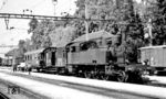 75 297 vom Bw Konstanz im "kleinen Grenzverkehr" vor P 4835 im Bahnhof Kreuzlingen/Schweiz. Interessant ist auch der hinter der Lok eingestellte Pwg pr 02a noch ohne Endfeldverstärkungen. Auffällig sind die Bremsecken mit folgender Bedeutung: "Der Wagen ist mit einer zwischenstaatlich nicht zugelassenen Bremse für G- und P-Züge ausgerüstet, z.B. schnellwirkende Bremse der Bauart Westinghouse." (06.09.1951) <i>Foto: Karl Wyrsch, Slg. D. Ammann</i>