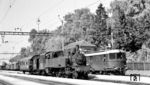 Im Bahnhof Kreuzlingen trifft 75 297 vom Bw Konstanz im "kleinen Grenzverkehr" auf eine SBB E-Lok. Ganze 1,1 km war die Distanz zwischen den beiden Bahnhöfen Kreuzlingen/SBB und Konstanz/DB, aber eben international. Der Bahnhof Kreuzlingen wurde am 1. Juli 1875 als Bahnhof "Emmishofen" im Zuge der Eröffnung der Bahnstrecke Etzwilen – Konstanz dem Verkehr übergeben. Mit der Eingemeindung von Emmishofen in die Stadt Kreuzlingen wurde aus dem Bahnhof Emmishofen der Bahnhof Kreuzlingen. Der alte Bahnhof Kreuzlingen wurde in „Kreuzlingen Hafen“ unbenannt. (06.09.1951) <i>Foto: Karl Wyrsch, Slg. D. Ammann</i>