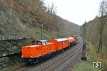 Lok 7 (ex 212 242) der Redler Service, einem Spezialist für die gleisgebundene Reinigung der Tiefenentwässerung, mit DGV 27801 (Flieden - Trier) bei Eppstein im Taunus. (23.11.2024) <i>Foto: Marvin Christ</i>