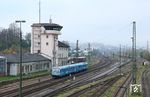 628 423 mit Werbung für die "Gäubodenbahn", einem Regio-Netz der DB, fährt als RB 27211 aus Neumarkt-St. Veit in Passau Hbf ein. Anlässlich des 120-jährigen Jubiläums des Bahnhofes Bogen war das Fahrzeug auf den Namen „Stadt Bogen“ getauft worden und erhielt die Beklebung im „Bahnland Bayern“-Design. Früher war er auf den Namen „Stadt Straubing“ getauft. Das Stellwerk "Pf" wurde im Mai 1962 von der BD Regensburg als Sp Dr S59 "Prf" mit Stelltisch für den Güterbahnhof in Betrieb genommen und hatte damals 193 Stelleinheiten. Der Personenbahnhof wurde 1979 in Sp Dr S60-Technik ergänzt. (25.10.2024) <i>Foto: Marvin Christ</i>