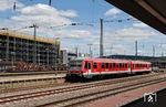 628 480 als RB 12221 nach Lebach-Jabach in Saarbrücken Hbf. Im Hintergrund stehen am Bahnsteig 14/16 (noch) die Radsätze der 18 602. 2018 übernahm das Bayerische Eisenbahnmuseum das Fahrgestell und überführte es im September 2018 nach Nördlingen. (21.05.2017) <i>Foto: Marvin Christ</i>