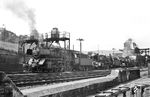 Hochbetrieb an der Bekohlunsganlage im Bw Kassel. Vorne steht 50 1322 aus Treysa, dahinter eine unerkannt gebliebene 01, es folgt 01 103 aus Köln. (09.07.1960) <i>Foto: Jacques H. Renaud</i>