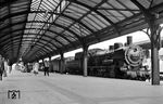 38 2718 ist mit P 1729 aus Marburg (Lahn) in Kassel Hbf eingetroffen. (09.07.1960) <i>Foto: Jacques H. Renaud</i>