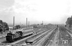 Welche 92er den Unterrichtswagen der BD Kassel hier von Kassel Hbf zum Rbf befördert, konnte nicht ermittelt werden. (09.07.1960) <i>Foto: Jacques H. Renaud</i>