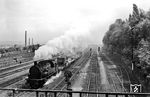 Vor einem Bauzug hat die Kasselaner 93 1073 noch eine Aufgabe an diesem Tag gefunden und dampft hier an der Brücke der Tannenstraße in Richtung Wilhelmshöhe vorbei. (09.07.1960) <i>Foto: Jacques H. Renaud</i>