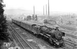 38 3553 (Bw Bestwig) fährt mit P 2677 aus Warburg in Kassel Hbf ein. (09.07.1960) <i>Foto: Jacques H. Renaud</i>