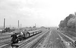 41 255 (Bw Kassel) mit P 1756 nach Wabern an der Tannenbergbrücke zwischen Kassel Hbf und Bw. (09.07.1960) <i>Foto: Jacques H. Renaud</i>