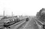 V 200 081 (Bw Hamm-P) leistet in Kassel einer P 8 Vorspann vor dem D 398 nach Köln. (09.07.1960) <i>Foto: Jacques H. Renaud</i>