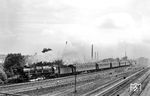 01 1062 (Bw Kassel) biegt mit einem Eilzug in Höhe ihres Heimat-Bw in Richtung Göttingen ab. (09.07.1960) <i>Foto: Jacques H. Renaud</i>