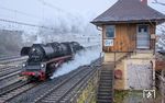 Während auf den Höhen der Mittelgebirge schönster Sonnenschein herrschte, war das Wetter in den Niederungen eher enttäuschend, da sich den ganzen Tag eine zähe Nebelsuppe hielt. Diese betraf auch 35 1097, als sie mit einem Sonderzug nach Bad Nauheim durch Gießen-Bergwald dampfte. (28.12.2024) <i>Foto: Joachim Schmidt</i>